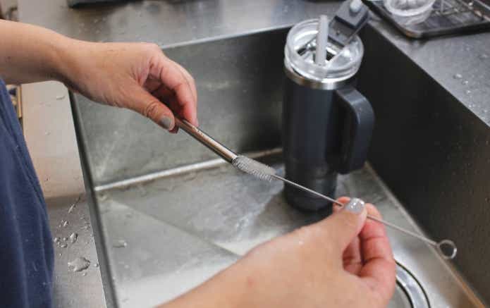 コメリのストローを洗浄用ブラシで洗っているところ