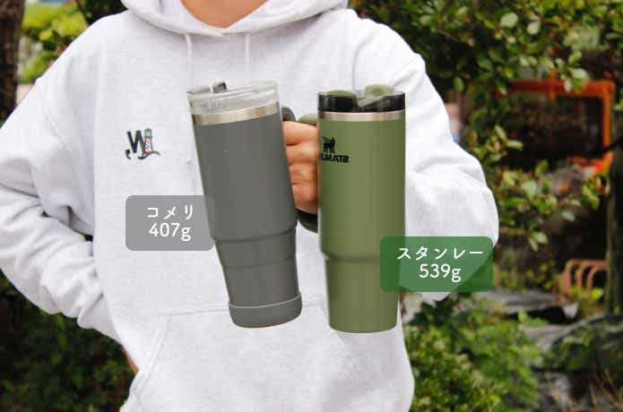 コメリとスタンレーを手で持っているところ