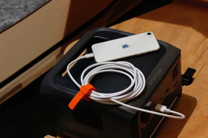ポータブル電源でスマホを充電しているところ
