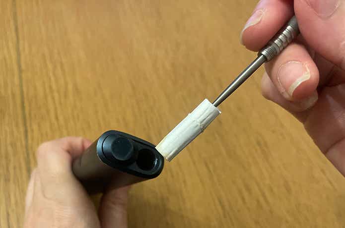 チタンマニア「つまようじ」で折れたタバコを取り出す