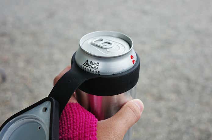 DAVIのCan Holderに入った缶ビール