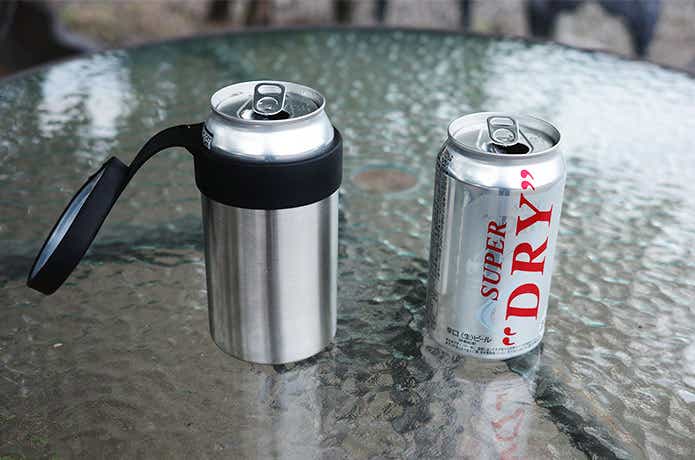 裸の缶ビールとCan Holderに入った缶ビール