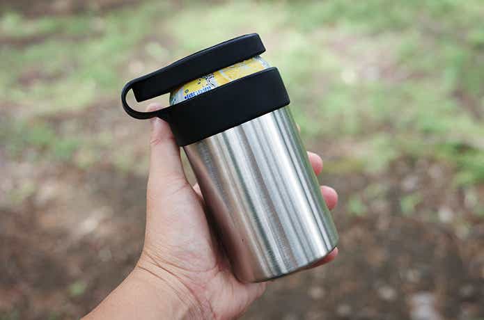 DAVIのCan Holderに入った缶チューハイ