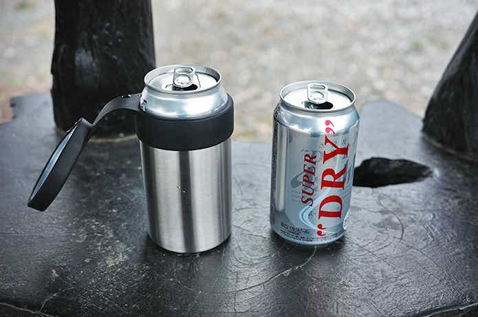 裸の缶ビールとCan Holderに入った缶ビール