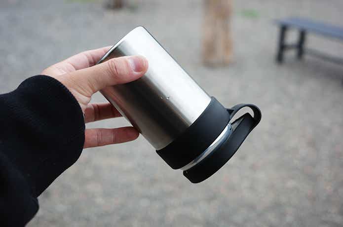 逆さにしたCan Holderに入った缶ビール