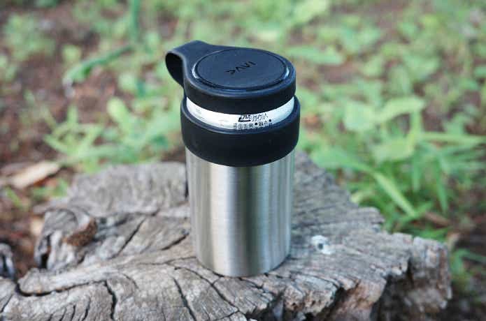 木の上に置かれたDAVIのCan Holder