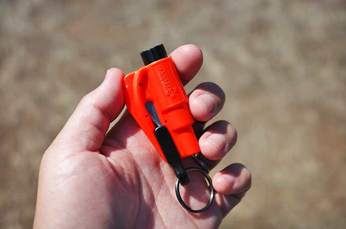 手に持ったレスキューミー「Car Escape Tool」