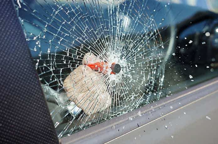 レスキューミー「Car Escape Tool」で割った車の窓