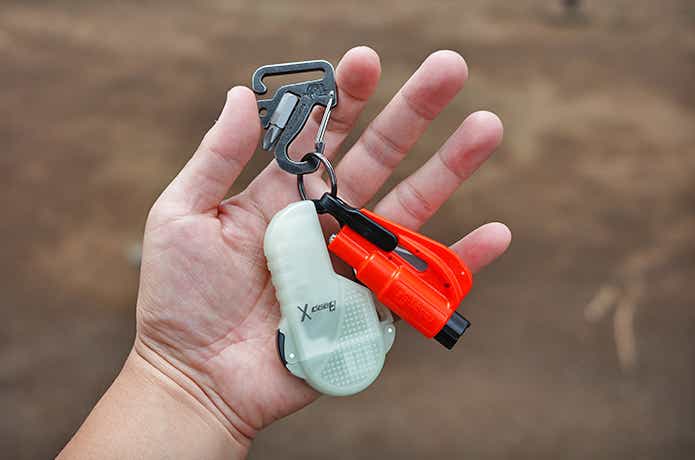 手に持ったBeepXとMAGTUSK T2とCar Escape Tool