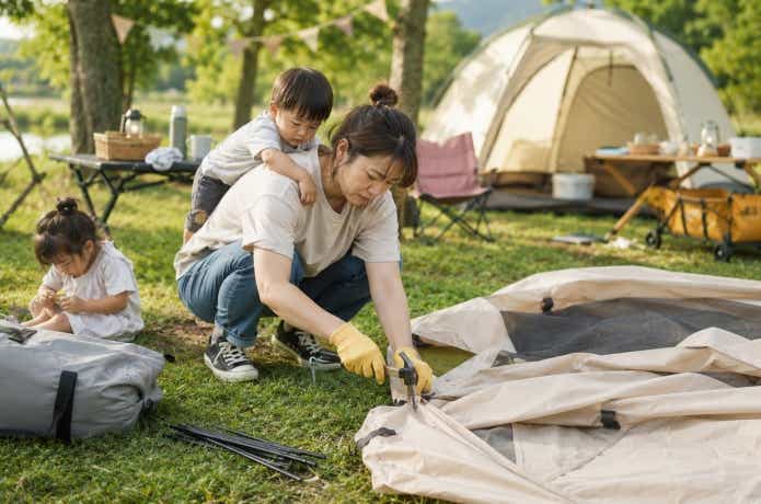 テント建てるの大変そうな母