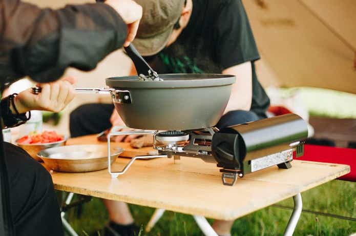 HOME&CAMPバーナーで料理をしている様子