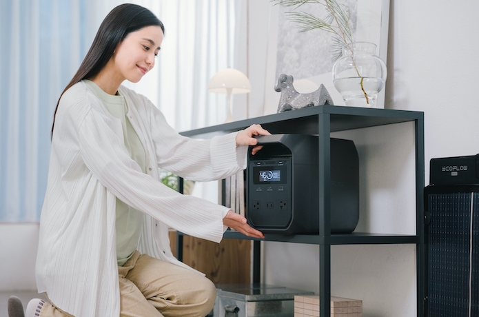 部屋の中でポータブル電源を操作する女性