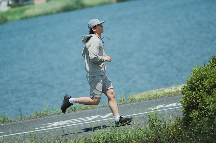川沿いをランニングする男性