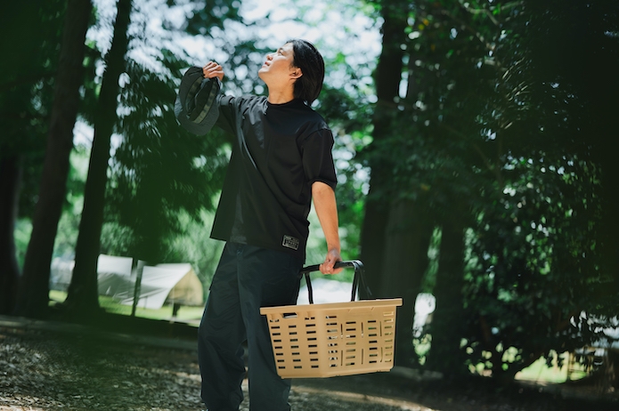かごをもって空を見上げる男性