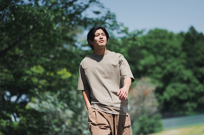 眩しそうな男性