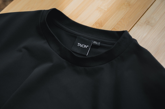 TAIONの黒いTシャツ
