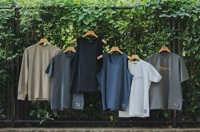 Tシャツやタンクトップがラックにかかっている写真