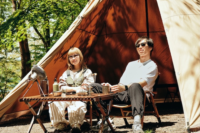 キャンプでサングラスをかけている男女