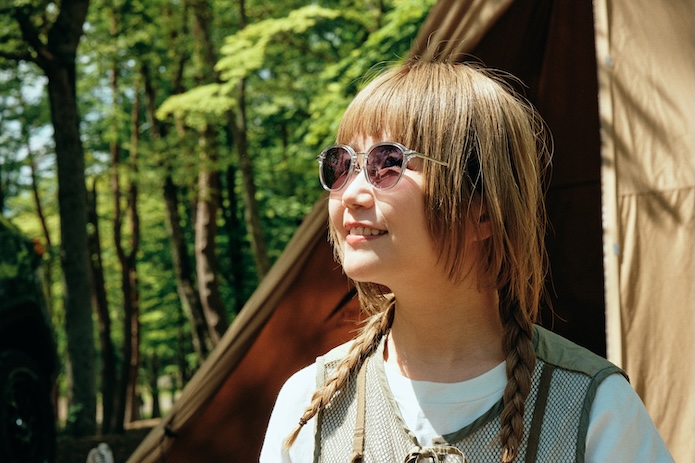 サングラスをかけた女性
