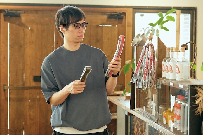 キャンプギアを見ている男性