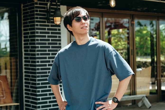 サングラスをかけて眩しそうにしている男性
