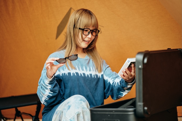 キャンプで眼鏡をかけている男女