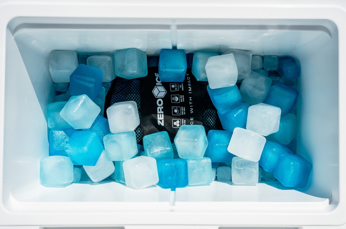 これ知ってる?約300個の「溶けない氷」でクーラーボックスのビールがキンキンに!【6月15日まで】