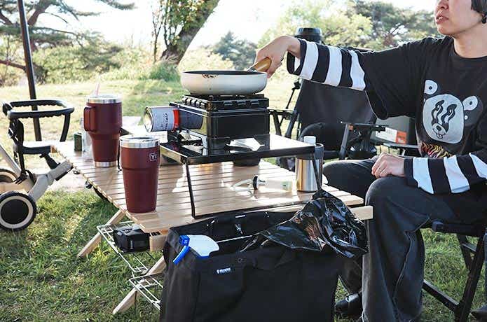 ラックの上に載せたカセットコンロとフライパン