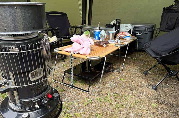 テーブル下に置いた下が使える電気プレートラック