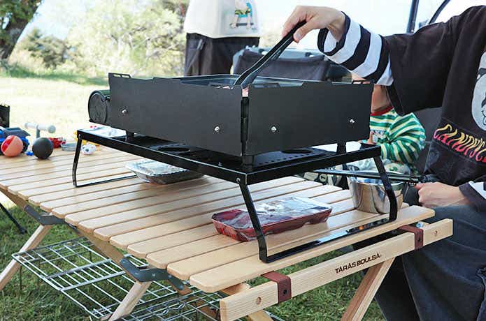 下が使える電気プレートラックに載せた焼き上手さんで調理