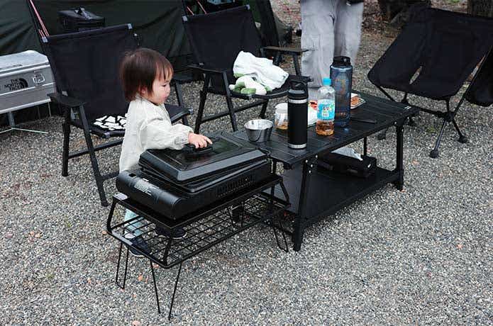 ローテーブルと並べたフィールドラック+下が使える電気プレートラック