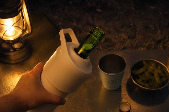 キャンプで冷酒を注いでいるところ