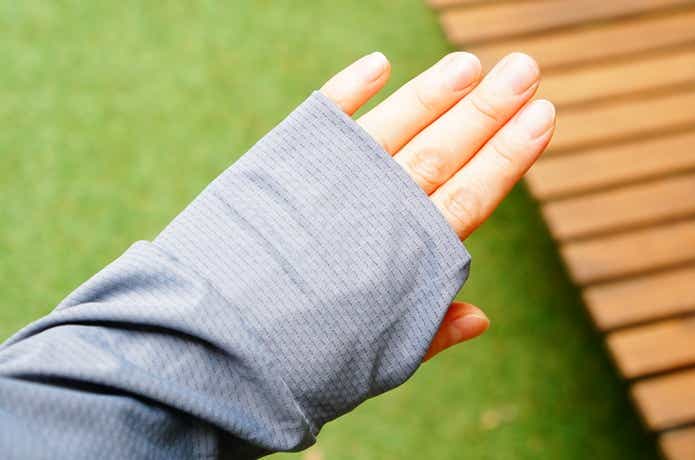 女性が楽天の名もなきパーカーを着用、手の甲