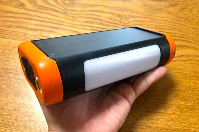 Okanne「ソーラーモバイルバッテリー」サイズ感