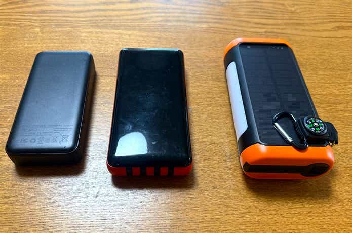 Okanne「ソーラーモバイルバッテリー」ほかバッテリーとサイズ比較