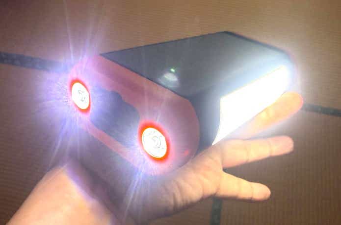 Okanne「ソーラーモバイルバッテリー」LED点灯