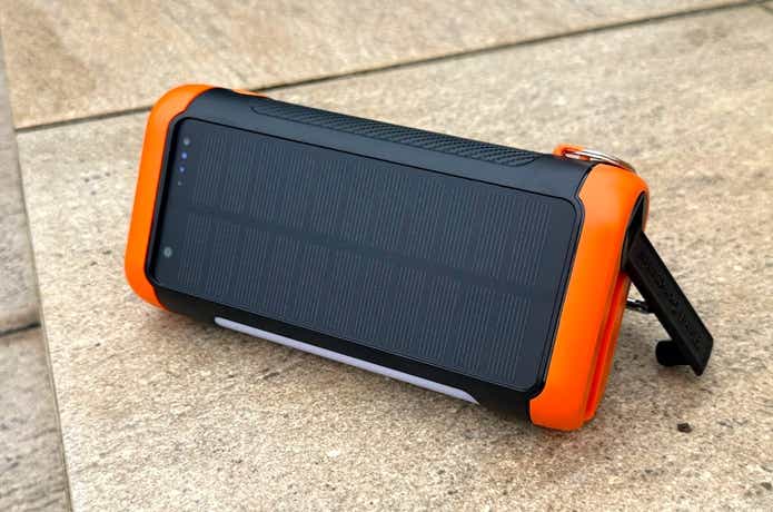 Okanne「ソーラーモバイルバッテリー」立ててソーラー充電