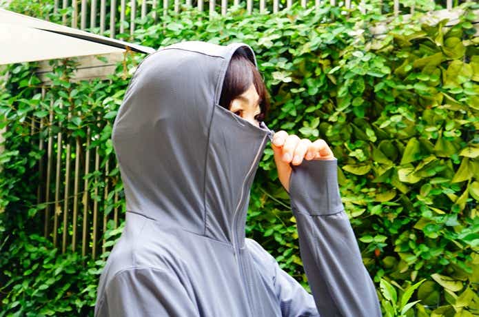 楽天の名もなきパーカーを津話で着用している様子