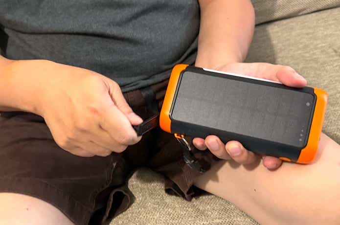 Okanne「ソーラーモバイルバッテリー」手回し発電