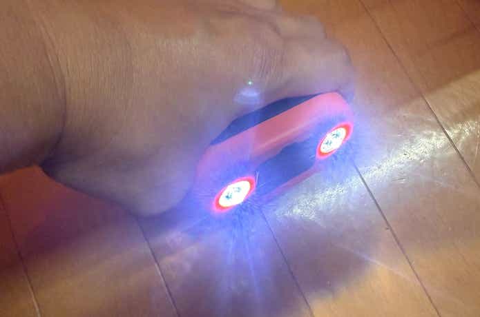Okanne「ソーラーモバイルバッテリー」手回し発電でLED点灯