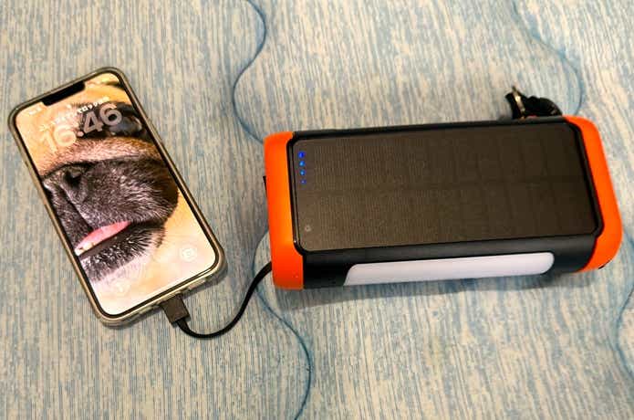 Okanne「ソーラーモバイルバッテリー」でスマホ充電