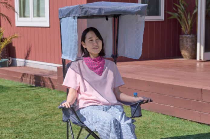シェード付きチェアに座っている女性
