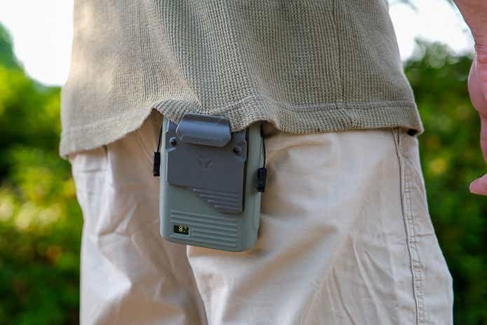小型扇風機を服につける