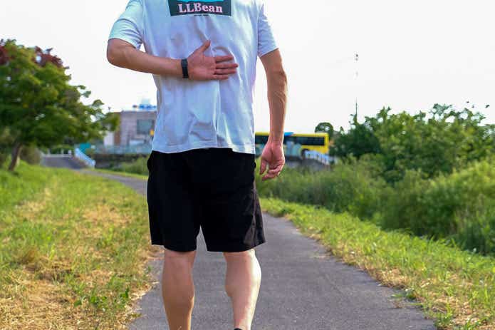 暑がる男性