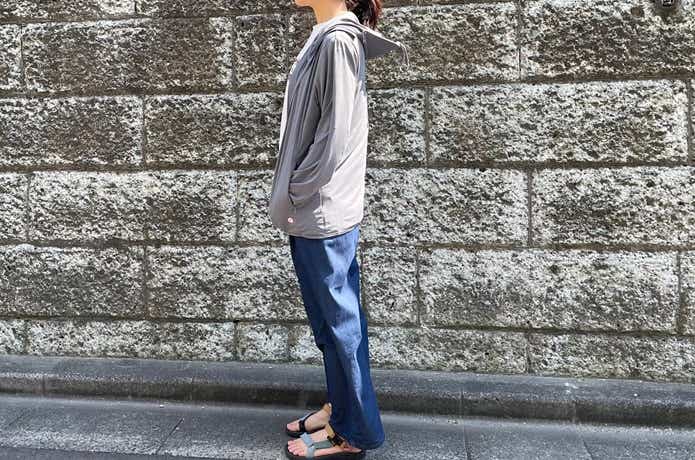 屋外で楽天の名もなきパーカーを着用する女性、横向き、羽織り