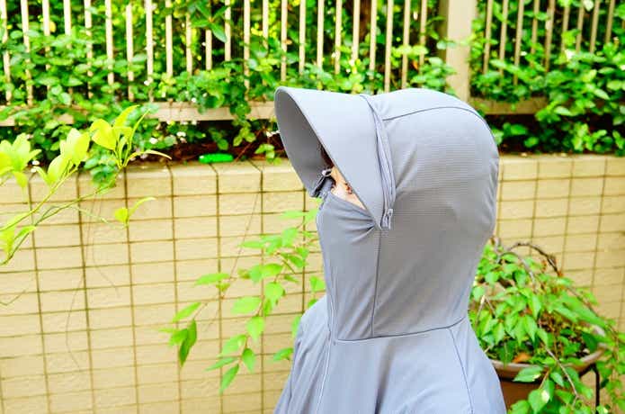 楽天の名もなきパーカーをツバ有りで着用している様子、横向き