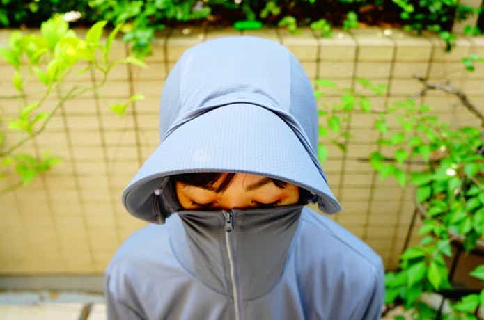 楽天の名もなきパーカーをツバ有りで着用している様子、ツバ正面上