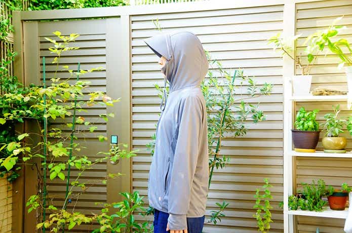 女性が楽天の名もなきパーカーを着用、横向き