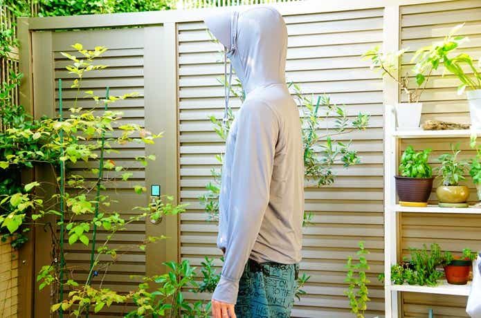男性が楽天の名もなきパーカーを着用、横向き