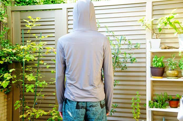 男性が楽天の名もなきパーカーを着用、背面